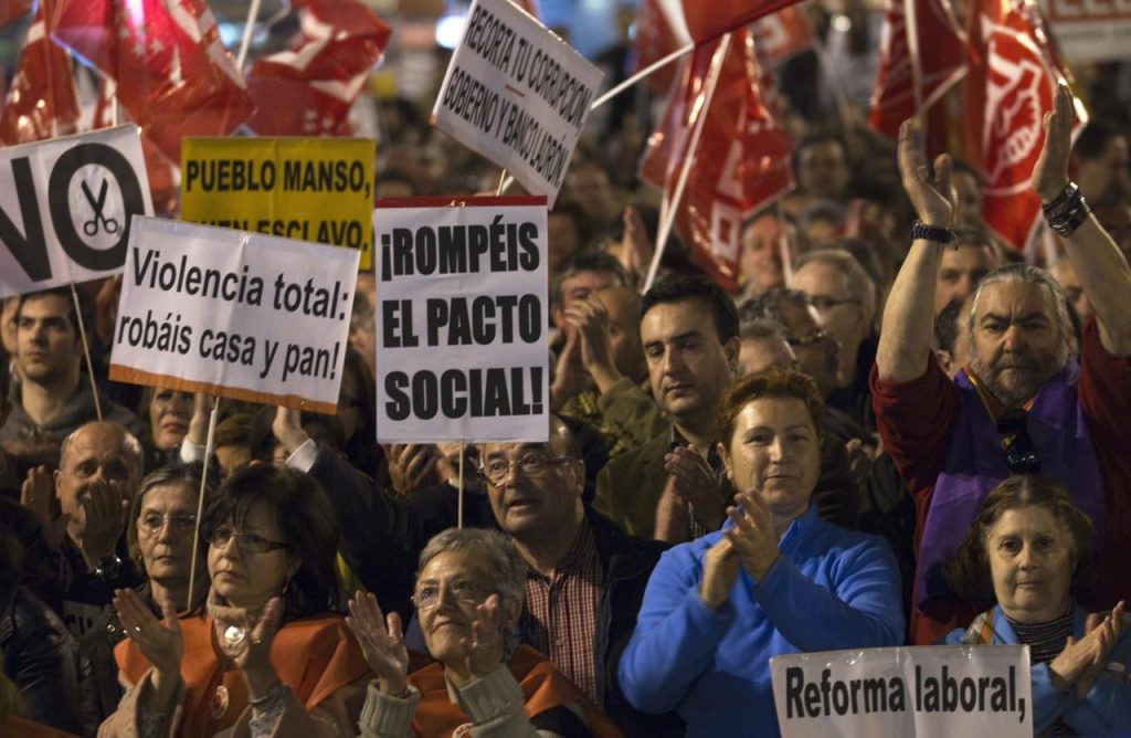 Crise financeira e "golpes" do mercado afetam cotidiano da população da Espanha