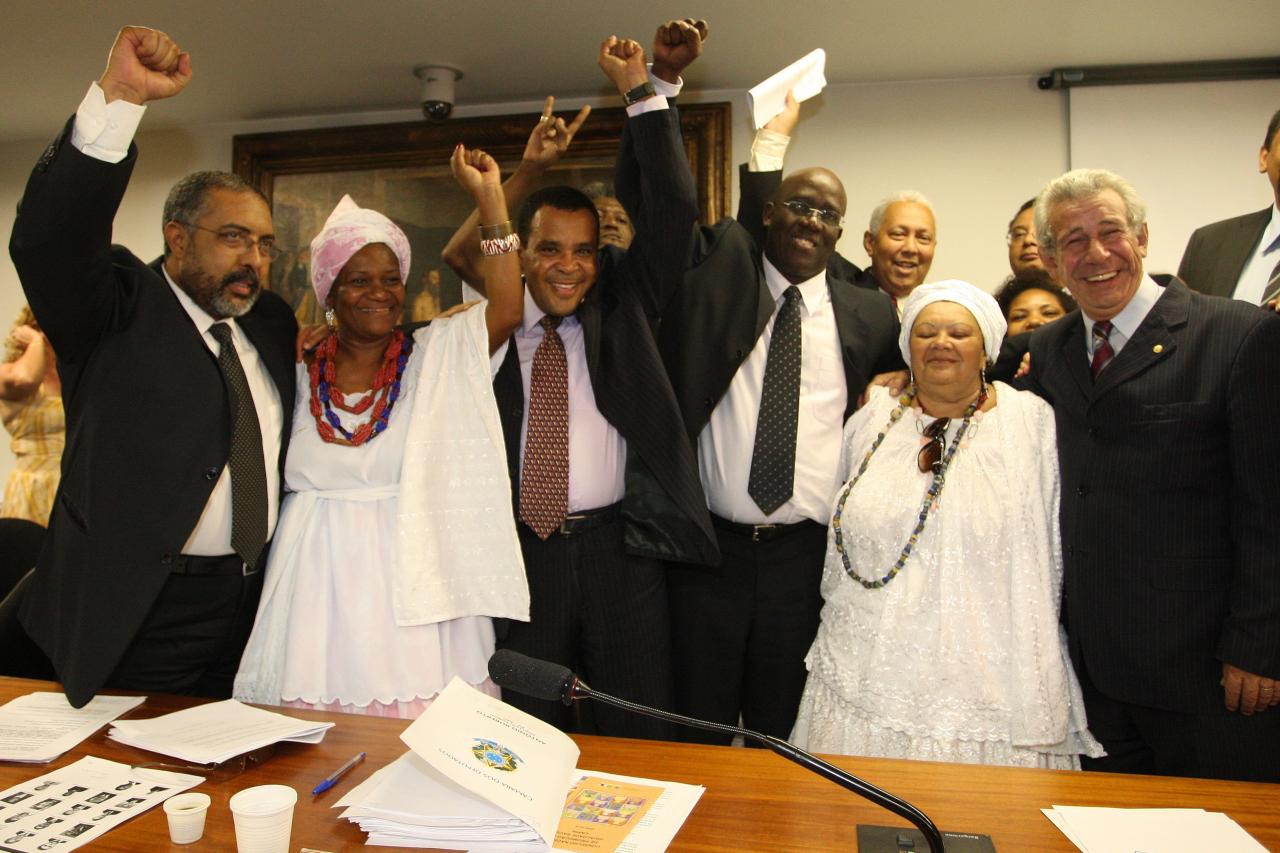 Senador Paulo Paim e deputados durante aprovação do Estatuto da Igualdade Racial