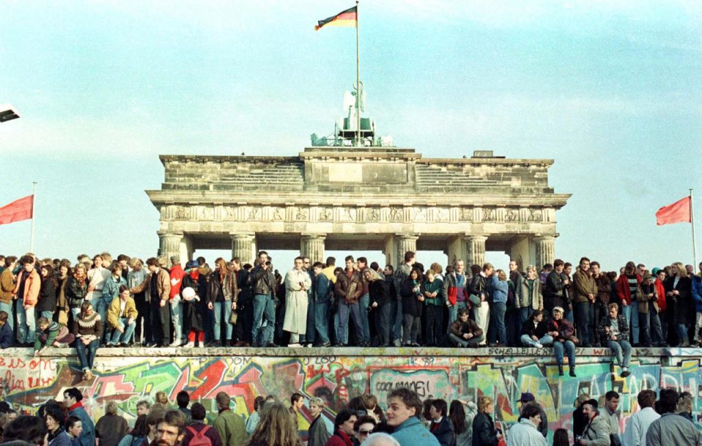 Após a queda do Muro de Berlim, o neoliberalismo se transformou no pensamento 