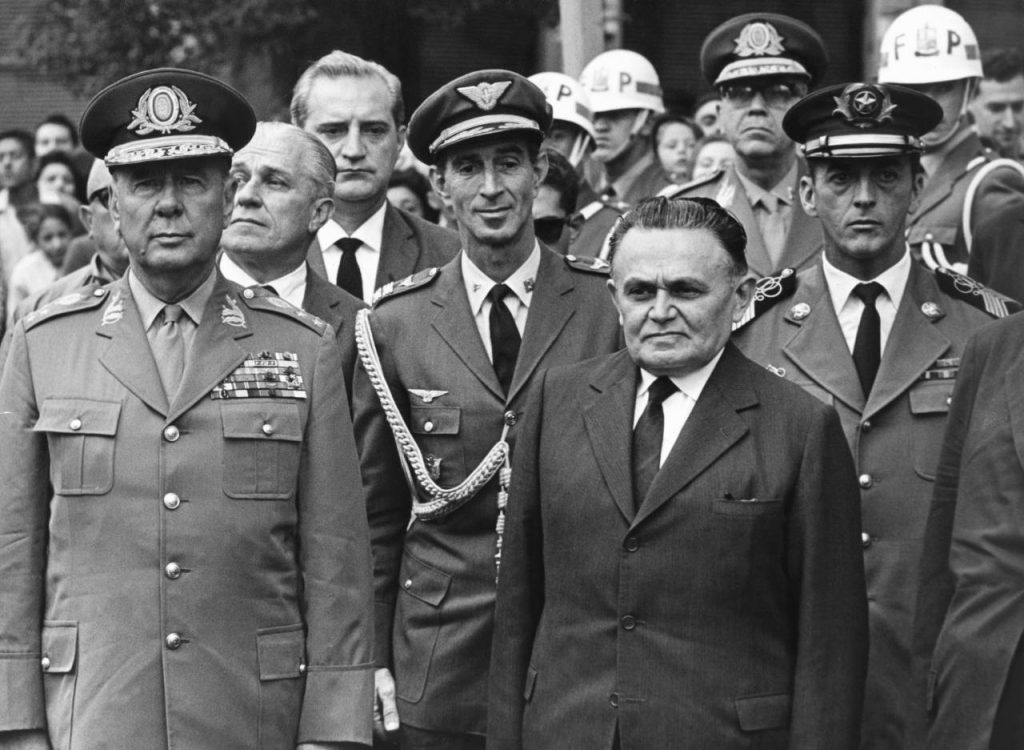 Castelo Branco, então presidente do país, acompanhado de militares em São Paulo