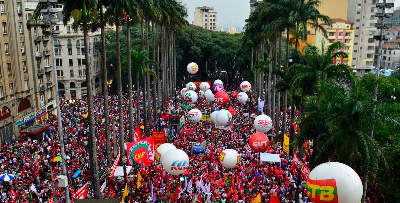 Milhares estiveram na Praça da Sé para mostrar que são contra o golpe e a favor 