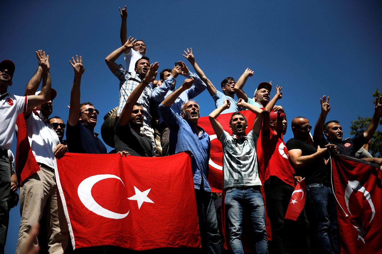 O povo foi convocado por Erdogan  para ocupar as ruas e proteger seu gove
