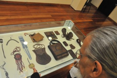 Outras artes dos presos: colares feitos de contas e bolsas de couro