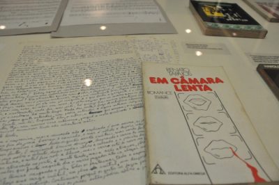 Livro Em Câmara Lenta, de Renato Tapajós, com o manuscrito original ao lado