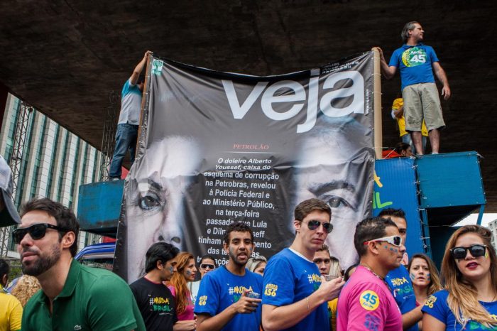 No vão do Masp, em São Paulo, é colocado um banner da capa da revista com cerca 