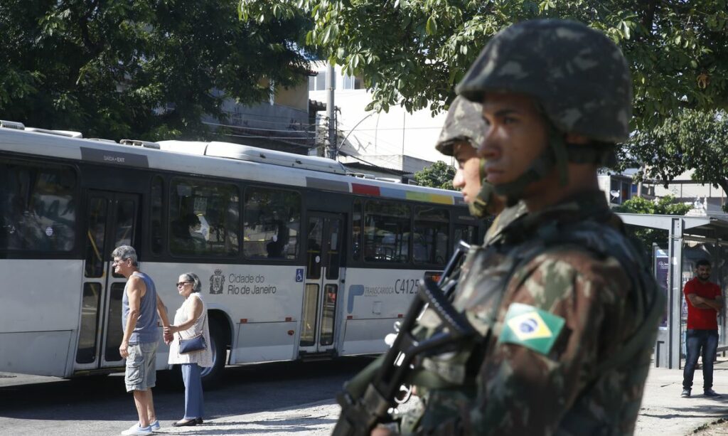 As Forças Armadas participam em operação conjunta com a Polícia Federal e as polícias estaduais na comunidade do Jacarezinho. Foto: Tânia Rêgo/ABr